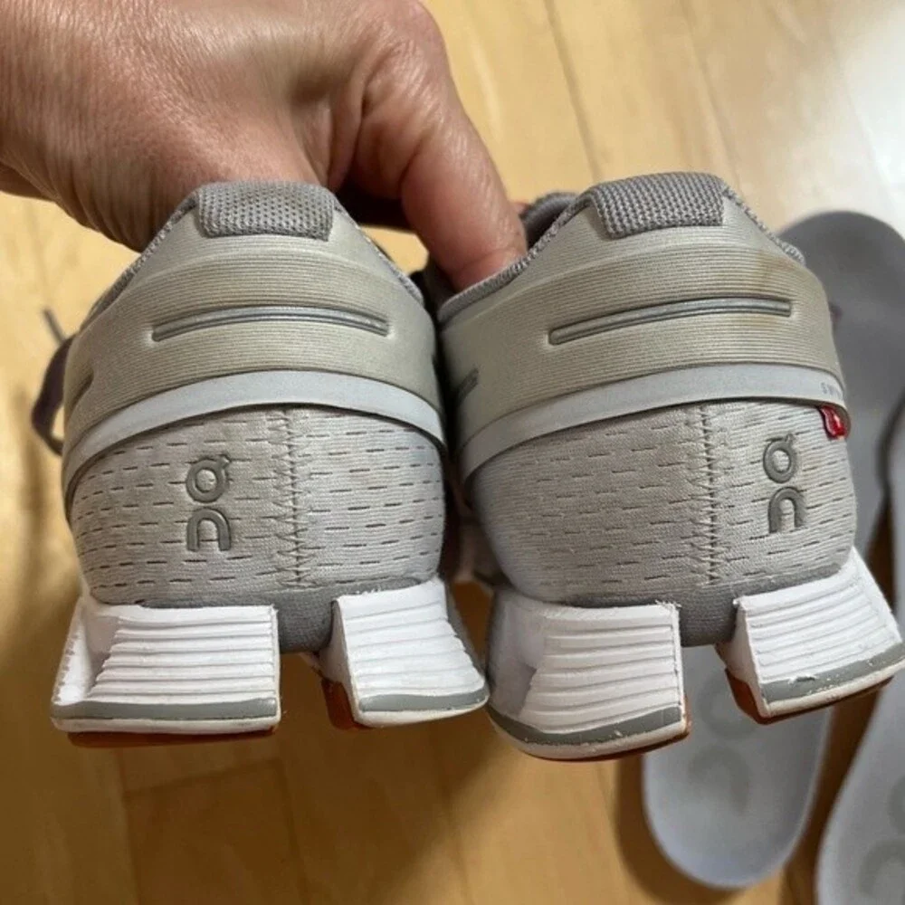 On Running Cloud V2 Performance Sneakers in Gray 8.5